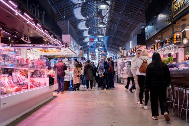 Barselona, İspanya - 20 Ocak 2025: Mercat de Sant Josep de la Boqueria 'da halk ve turistler görülüyor.