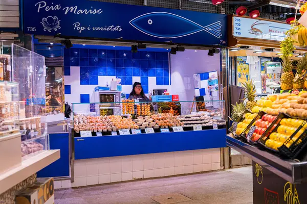 Barselona, İspanya - 20 Ocak 2025: Mercat de Sant Josep de la Boqueria 'da halk ve turistler görülüyor.