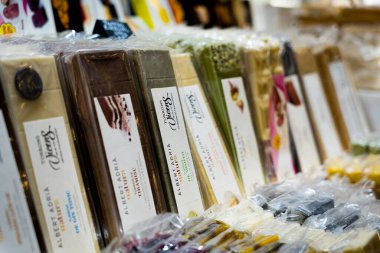 Barselona, İspanya - 20 Ocak 2025: Boqueria pazarında satılık geleneksel İspanyol turonları görüldü, geleneksel İspanyol Noel tatlısı