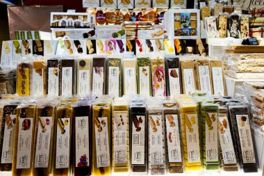 Barselona, İspanya - 20 Ocak 2025: Boqueria pazarında satılık geleneksel İspanyol turonları görüldü, geleneksel İspanyol Noel tatlısı