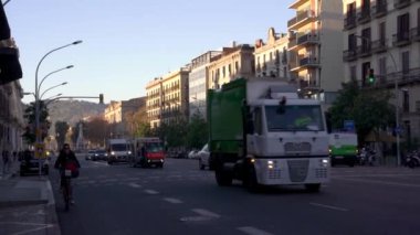 Barselona, İspanya - 20 Ocak 2025: sabah şehir merkezinde araba trafiği, bisikletçiler ve yayalar görülüyor. Günlük hayat ve sabah trafiği