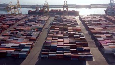 Barselona, İspanya - 3 Şubat 2025: Deniz limanındaki nakliye konteynırları ve kargo gemilerinin hava görüntüsü. Deniz ve deniz ticareti kavramı ve gümrük vergileri yüzünden ticaret savaşı. Ticari merkez