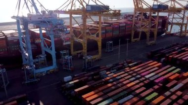 Barselona, İspanya - 3 Şubat 2025: Deniz limanındaki nakliye konteynırları ve kargo gemilerinin hava görüntüsü. Deniz ve deniz ticareti kavramı ve gümrük vergileri yüzünden ticaret savaşı. Ticari merkez