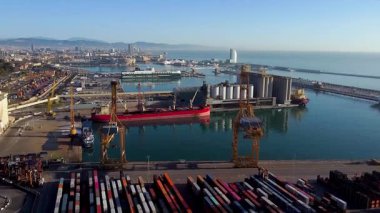 Barselona, İspanya - 3 Şubat 2025: Deniz limanındaki nakliye konteynırları ve kargo gemilerinin hava görüntüsü. Deniz ve deniz ticareti kavramı ve gümrük vergileri yüzünden ticaret savaşı. Ticari merkez