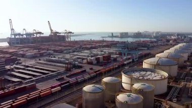 Barselona, İspanya - 3 Şubat 2025: Deniz limanındaki nakliye konteynırları ve kargo gemilerinin hava görüntüsü. Deniz ve deniz ticareti kavramı ve gümrük vergileri yüzünden ticaret savaşı. Ticari merkez