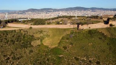 Montjuic 'teki Castle Hill' in manzarası. Arka planda Barcelona 'nın şehir manzarası. Mavi gökyüzü, turizm ve İspanya 'da seyahat ile sinematik çekim