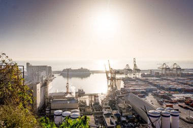 Barselona, İspanya - 5 Şubat 2025: İspanya, Avrupa 'daki Barcelona limanındaki nakliye konteynerleri ve kargo gemilerinin havadan görünüşü. Deniz ve deniz ticareti kavramı gümrük vergilerine bağlı ticaret ve ticaret savaşı.