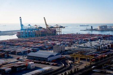 Barselona, İspanya - 5 Şubat 2025: İspanya, Avrupa 'daki Barcelona limanındaki nakliye konteynerleri ve kargo gemilerinin havadan görünüşü. Deniz ve deniz ticareti kavramı gümrük vergilerine bağlı ticaret ve ticaret savaşı.