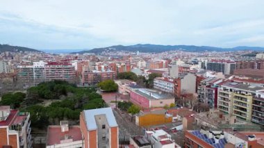 Barcelona 'daki Sant Andreu yerleşim bölgesinin havadan görünüşü, evler ve altyapı ile. Katalonya ve İspanya 'da konut krizi ve konut piyasası kavramı