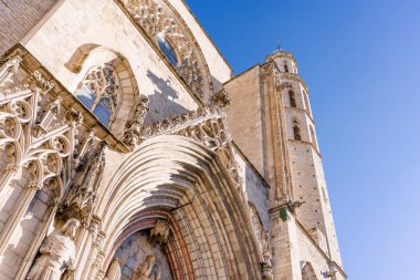 Barcelona, İspanya 'daki Santa Maria del Mar Bazilikası ön cephesinin ayrıntıları. Katalan şehrinin tarihi mimarisi.