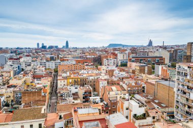 Barcelona 'daki Sant Andreu semtinin yerleşim binaları ve sokaklarıyla hava manzarası. İspanya 'da konut krizi kavramı