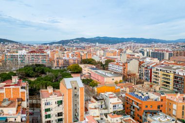 Barcelona 'daki Sant Andreu semtinin yerleşim binaları ve sokaklarıyla hava manzarası. İspanya 'da konut krizi kavramı