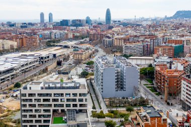 Barcelona 'daki Sant Andreu semtinin yerleşim binaları ve sokaklarıyla hava manzarası. İspanya 'da konut krizi kavramı