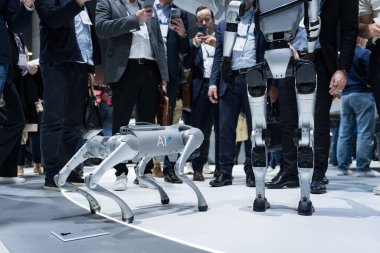 Barselona, İspanya - 4 Mart 2025: Fira de Barcelona 'daki Mobil Dünya Kongresi 2025' te bir robot köpek görüldü..
