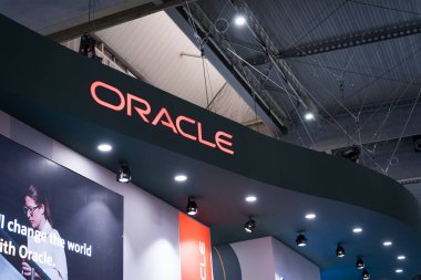 Barcelona, İspanya - 4 Mart 2025: Amerikan telekom şirketi Oracle 'ın logosu Fira de Barcelona' daki Mobil Dünya Kongresi 'nde (MWC) görüldü..