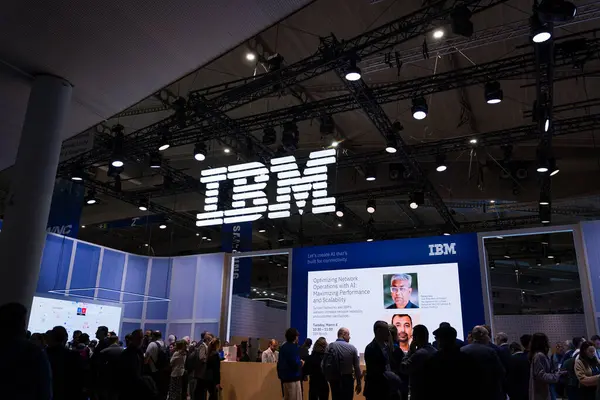 Barselona, İspanya - 4 Mart 2025: Çip üreticisi IBM logosu Fira de Barcelona 'daki Mobil Dünya Kongresi 2025' te (MWC) görüldü..