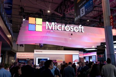 Barcelona, İspanya - 4 Mart 2025: Microsoft logosu Fira de Barcelona 'daki Mobil Dünya Kongresi 2025' te görülür..