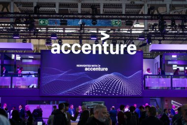 Barcelona, İspanya - 4 Mart 2025: Accenture logosu Fira de Barcelona 'daki Mobil Dünya Kongresi 2025' te görülür..