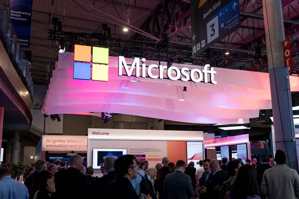 Barcelona, İspanya - 4 Mart 2025: Microsoft logosu Fira de Barcelona 'daki Mobil Dünya Kongresi 2025' te görülür..