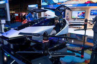 Barselona, İspanya - 4 Mart 2025: Fira de Barcelona 'daki Mobil Dünya Kongresi' nde (MWC) uçan bir araba veya taşımacılık insansız hava aracı prototipi görülmektedir..