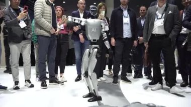 Barselona, İspanya - 28 Şubat: Unitree şirketinin bir insansı robotu insanlar arasında yürürken görüldü. İnsan ve robot etkileşimi ve robot mühendisliği kavramı