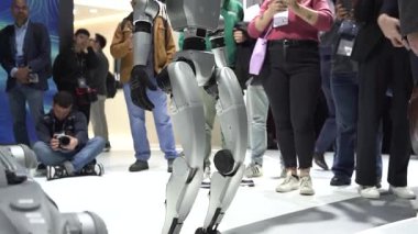 Barselona, İspanya - 28 Şubat: Unitree şirketinin bir insansı robotu insanlar arasında yürürken görüldü. İnsan ve robot etkileşimi ve robot mühendisliği kavramı
