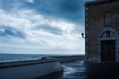 İspanya 'nın Sitges kasabasında, kasvetli bulutlu, gri gökyüzü ile birlikte akşam vakti görülen karanlık, kasvetli bir ara sokak. Gizem ve belirsizlik atmosferi