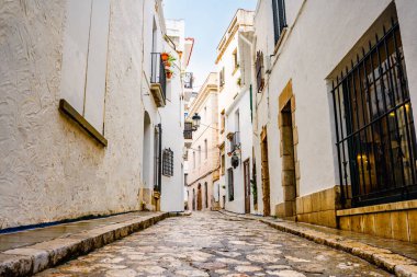 Katalonya kıyısındaki küçük bir sokak ve Sitges sokakları, ortaçağ İspanyol kasabası. İspanyol mimarisi ve turizmi