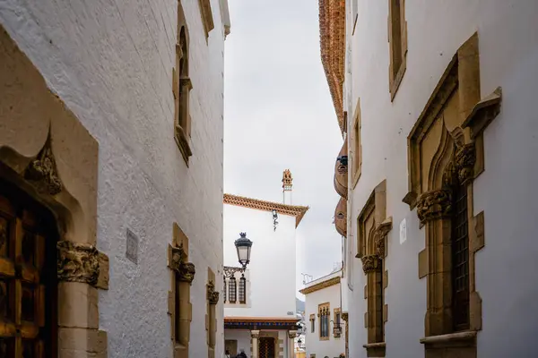 Katalonya kıyısındaki küçük bir sokak ve Sitges sokakları, ortaçağ İspanyol kasabası. İspanyol mimarisi ve turizmi