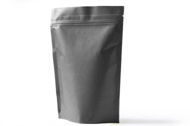 Siyah polis paketleri yiyecek ambalajı için beyaz arka planda duran keseyi kaldırır. Esnek ambalaj