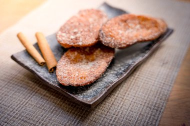 Geleneksel İspanyol torrijaları, Paskalya, Fransız tostuna benzer Paskalya ve Paskalya Bayramı boyunca tatlı yerlerdi.