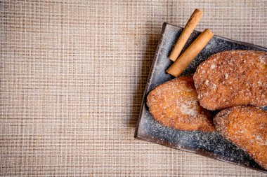Geleneksel İspanyol torrijaları, Paskalya, Fransız tostuna benzer Paskalya ve Paskalya Bayramı boyunca tatlı yerlerdi.