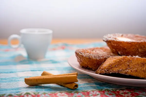 Geleneksel İspanyol torrijaları, Paskalya, Fransız tostu, kahve ya da cappuccino gibi Paskalya ve Paskalya, Paskalya ve Paskalya Bayramı boyunca kahvaltıya hazırdır.