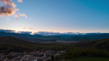 İspanya 'nın Katalonya bölgesindeki Garrotxa bölgesinin dağları üzerinde günbatımında muhteşem bir hava hızı. Dramatik bulutlarla dolu zaman ve altın saatinde sıcak ışık