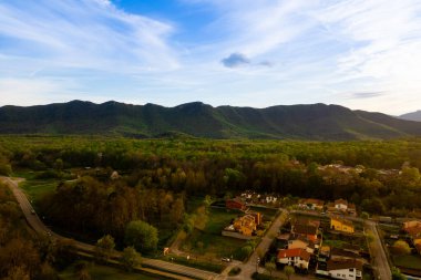 İspanya 'nın Katalonya bölgesindeki Garrotxa bölgesinin gün batımında bulutlu gökyüzü ile muhteşem hava manzarası. Yakınlardaki doğal manzara manzarası Olot