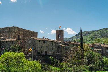 İspanya 'daki Garrotxa' da Santa Pau 'nun Ortaçağ Köyü manzarası açık mavi gökyüzü güneşli bir günde