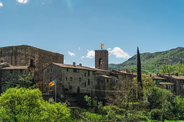 İspanya 'daki Garrotxa' da Santa Pau 'nun Ortaçağ Köyü manzarası açık mavi gökyüzü güneşli bir günde