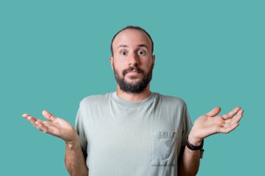 Genç bir adamın portresi belirsiz bir omuz silkmeyi açık ellerle karıştırdı. Şaşkın ve cahil insan.