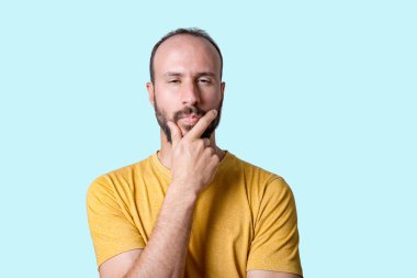 Genç bir adamın portresi belirsiz bir omuz silkmeyi açık ellerle karıştırdı. Şaşkın ve cahil insan.