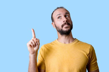 Genç adam fotokopi alanını işaret ediyor, bir fikri var.