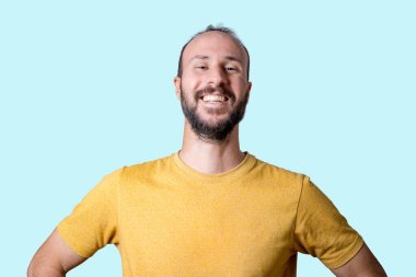 Genç adam gülümsüyor. Mutlu, kendinden emin bir gencin stüdyo portresi