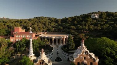 Parc guell 'in hava manzarası, Barselona, İspanya' da gün doğumunda bir dönüm noktası, boş.