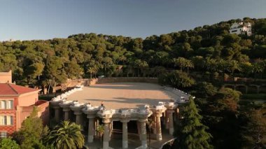 Parc guell 'in hava manzarası, Barselona, İspanya' da gün doğumunda bir dönüm noktası, boş.