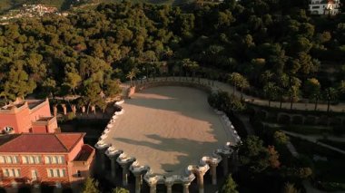 Parc guell 'in hava manzarası, Barselona, İspanya' da gün doğumunda bir dönüm noktası, boş.