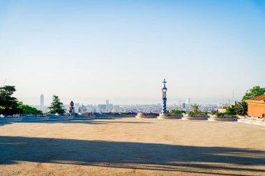 Parc Guell 'in Barcelona, İspanya' daki turistik merkezi, Antoni Gaudi 'nin lanetli mimarisi