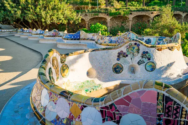 Antoni Gaudi 'nin Barcelona, İspanya' daki Parc Guell turistik cazibesinin detaylarını ele alalım.