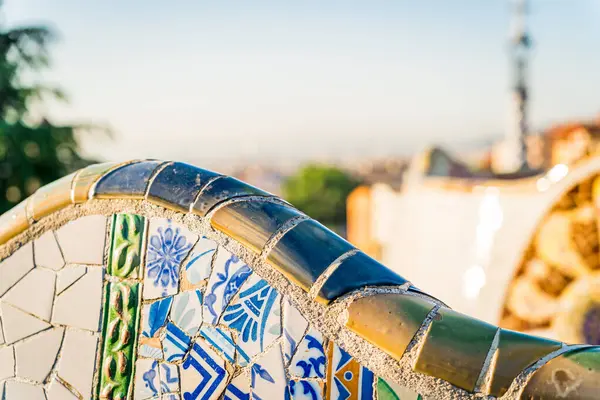 Antoni Gaudi 'nin Barcelona, İspanya' daki Parc Guell turistik cazibesinin detaylarını ele alalım.