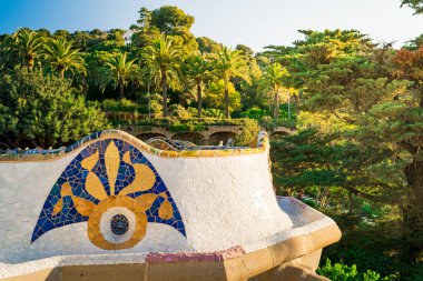 Parc Guell 'in Barcelona, İspanya' daki turistik merkezi, Antoni Gaudi 'nin tarihi mimarisi