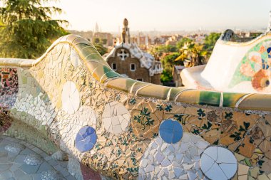 Antoni Gaudi 'nin Barcelona, İspanya' daki Parc Guell turistik cazibesinin detaylarını ele alalım.