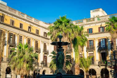 Plaza Real Barcelona, modern mimarisi olan İspanya 'nın turistik merkezi.